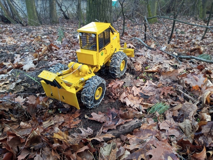 Lesný traktor 81 1/10 new model