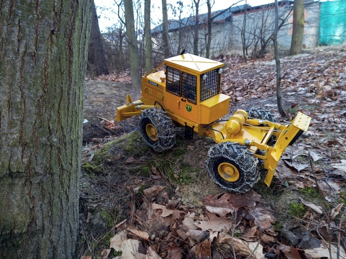 Lesný traktor 81 1/10 new model